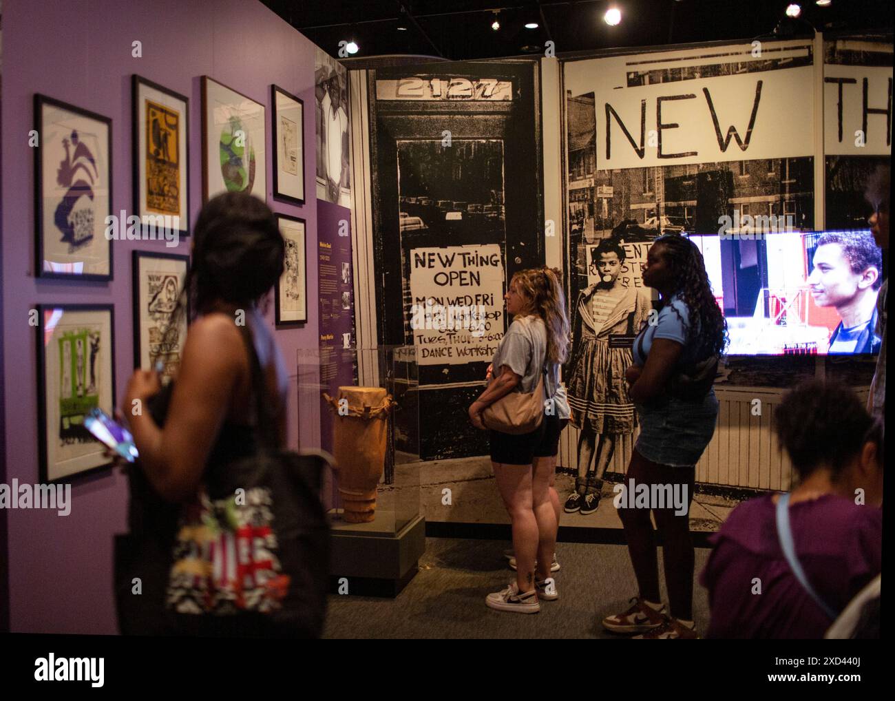 Washington, Stati Uniti. 19 giugno 2024. La gente visita l'Anacostia Community Museum durante la celebrazione del primo giugno a Washington DC il 19 giugno 2024. Juneteenth segna la fine della schiavitù negli Stati Uniti e il Juneteenth National Independence Day divenne la dodicesima festa federale legale firmata il 17 giugno 2021. (Foto di Probal Rashid/Sipa USA) credito: SIPA USA/Alamy Live News Foto Stock