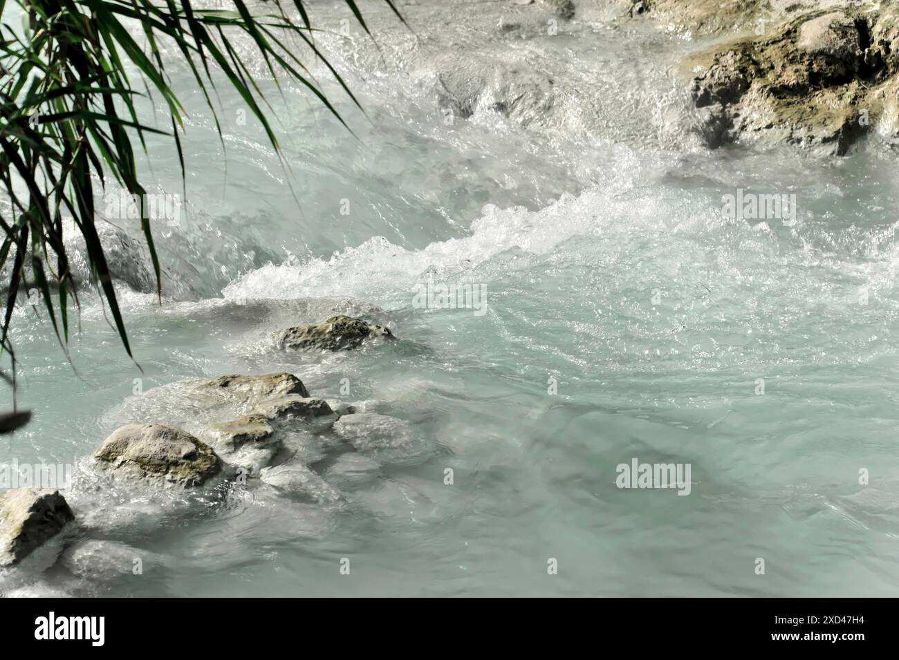 Saturnia, Provincia di Grosseto, Toscana, Italia, Europa, acqua che scorre forte su pietre in un fiume limpido, Terme di Saturnia, Cascate del Molino Foto Stock