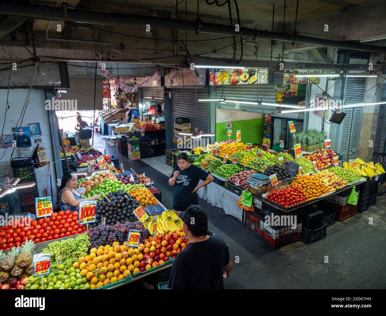 Mercato coperto con molta frutta colorata, Santiago del Cile Foto Stock