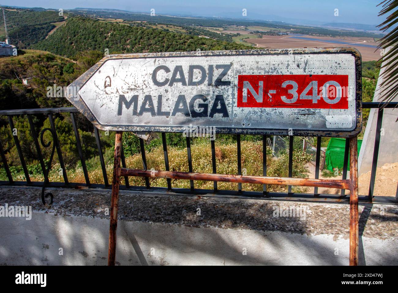 Vecchio cartello per la strada nazionale per Cadice e Malaga, N 340, Vejer de la Frontera, Andalusia, Spagna Foto Stock