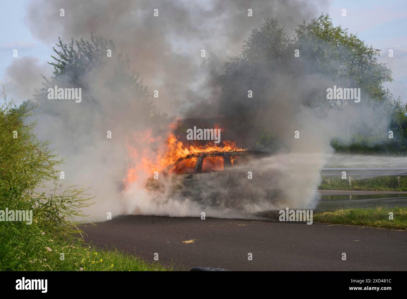 Un'auto sta andando a fuoco sull'autostrada A48 vicino all'uscita di Bendorf, Renania-Palatinato, Germania Foto Stock