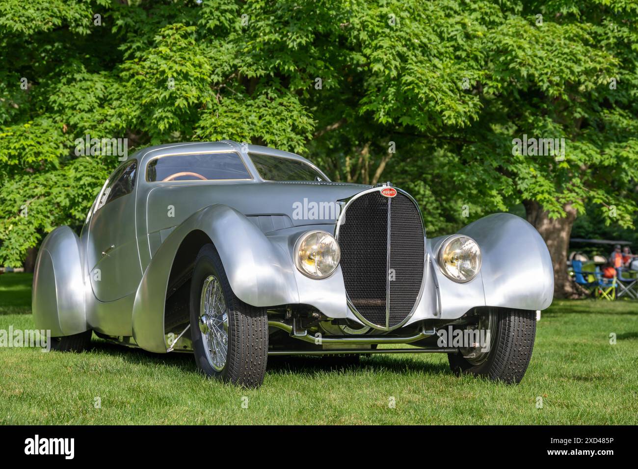 GROSSE POINTE SHORES, mi/USA - 16 GIUGNO 2024: Una Bugatti 1939 Type 64, EyesOn Design Car Show, Edsel & Eleanor Ford House, vicino a Detroit, Michigan. Foto Stock