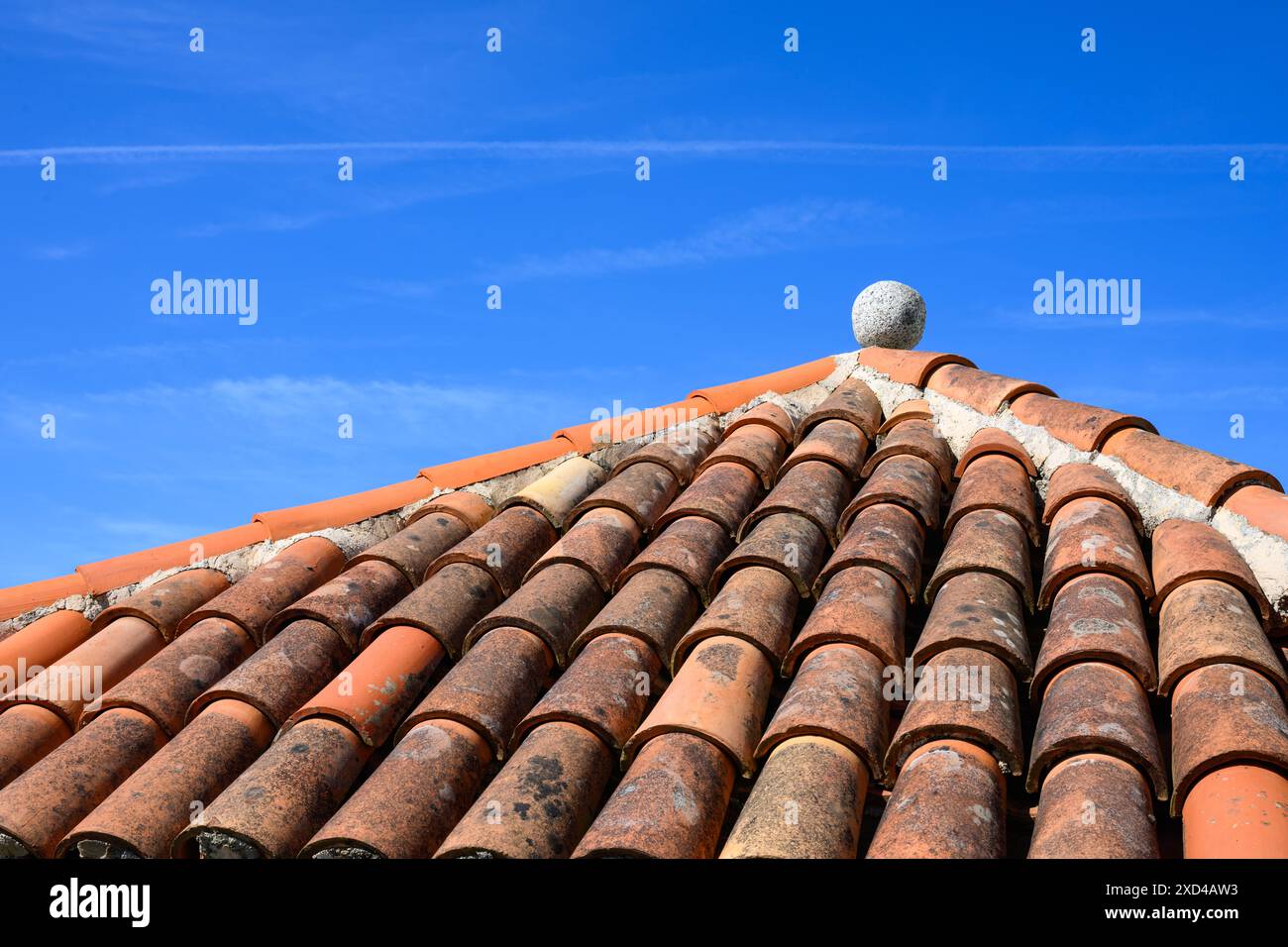 Vecchio tetto piastrellato con cielo blu Foto Stock
