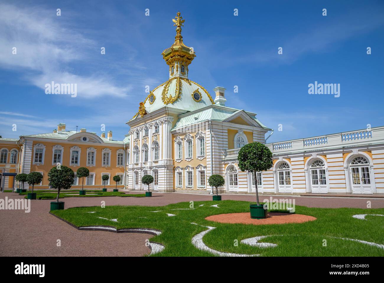 PETERHOF, RUSSIA - 4 GIUGNO 2024: Stemma nel Parco superiore (Petrodvorets), Russia Foto Stock