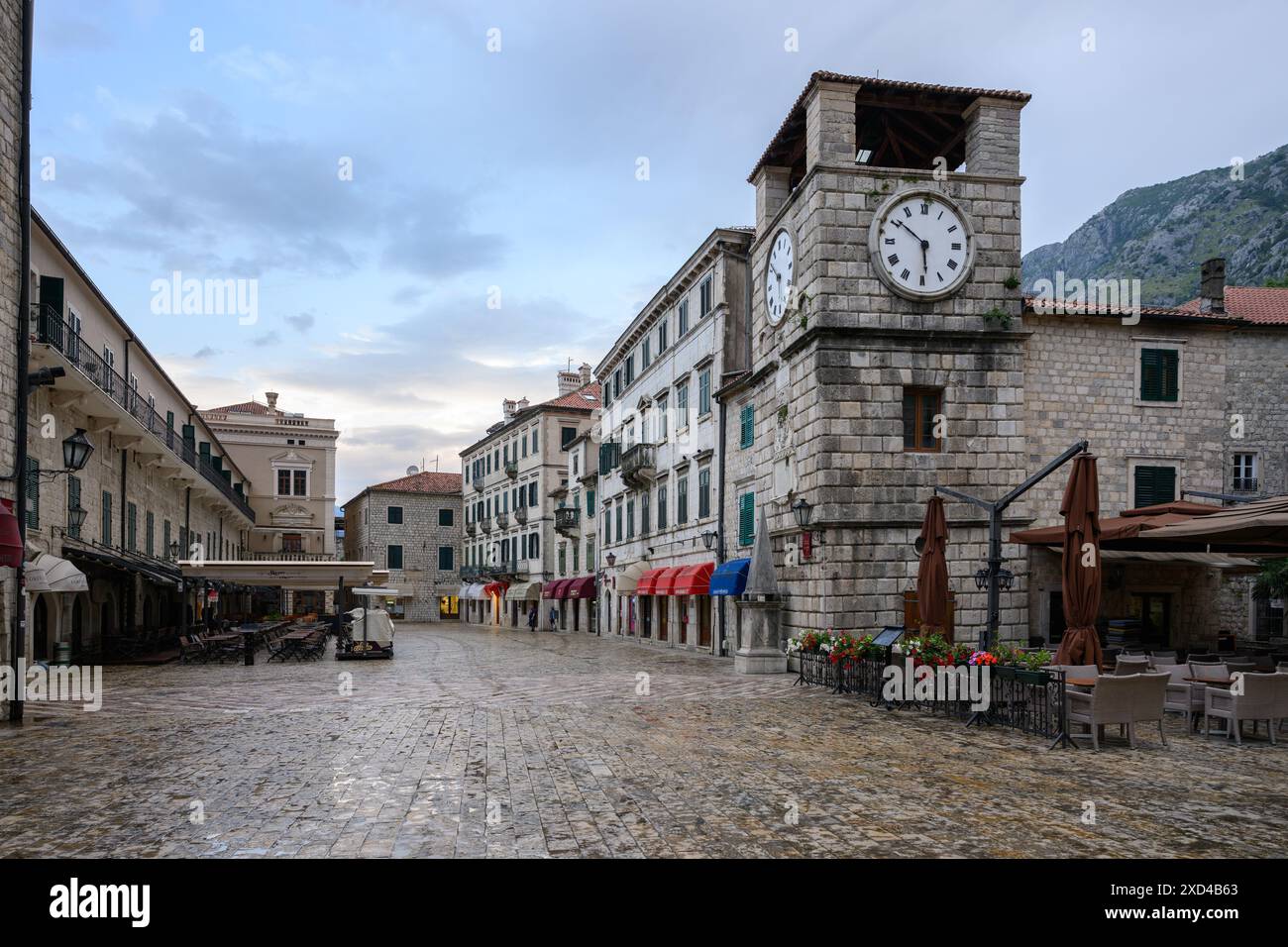 Torre dell'orologio nella piazza della città vecchia, Cattaro Foto Stock