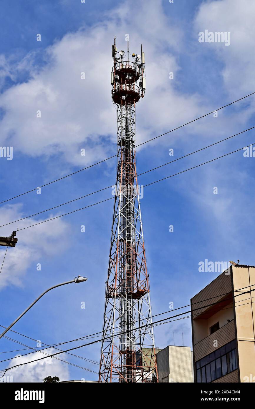 Antenna e cielo con nuvole a Teresopolis, Rio de Janeiro, Brasile Foto Stock