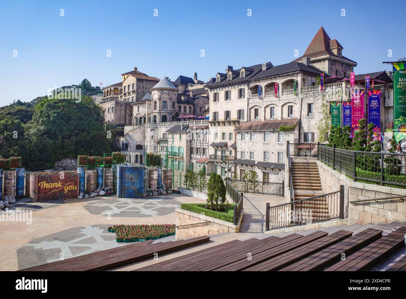 BA Na Hills, Vietnam - 7 febbraio 2024: Villaggio francese presso il resort SunWorld Ba Na Hills, da Nang, Vietnam Foto Stock