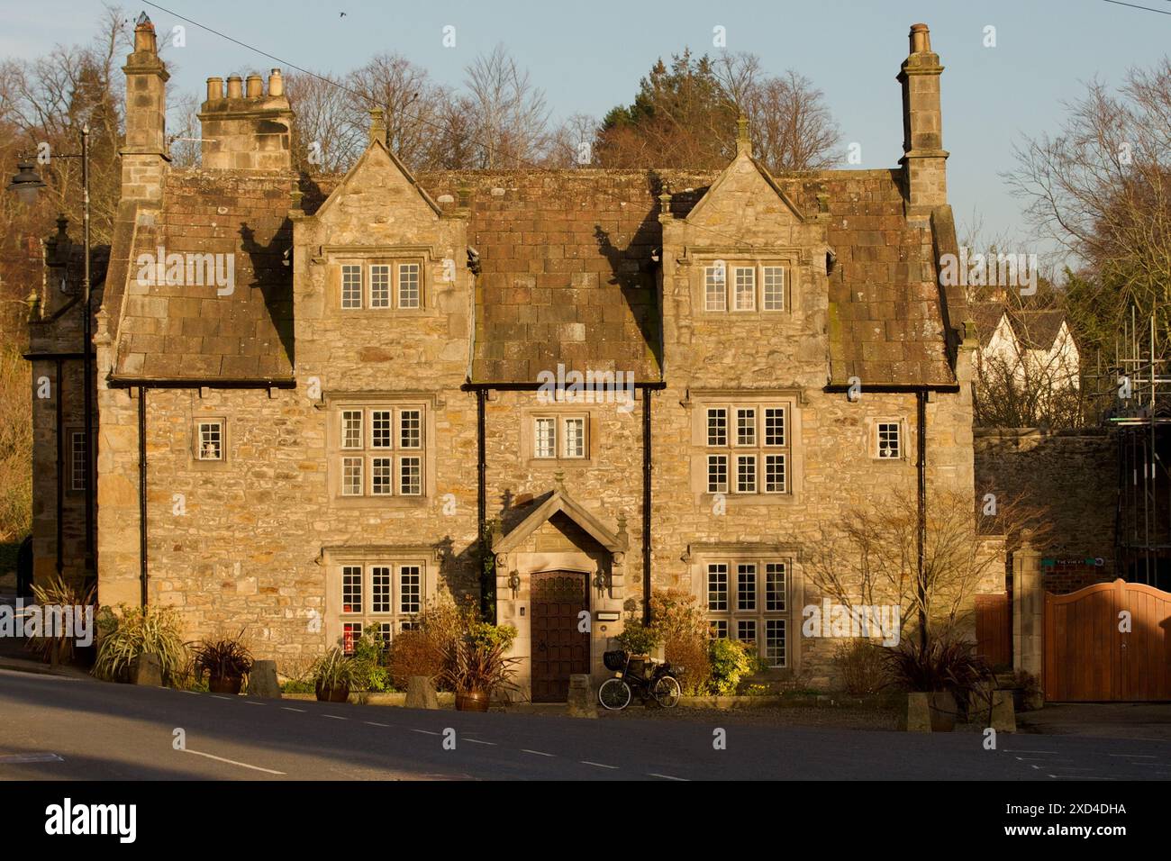 Monks Holme in Main Street, Corbridge, Northumberland. Una proprietà giacobina ora una casa. Ma i suoi usi precedenti includono come pub New Inn. Foto Stock