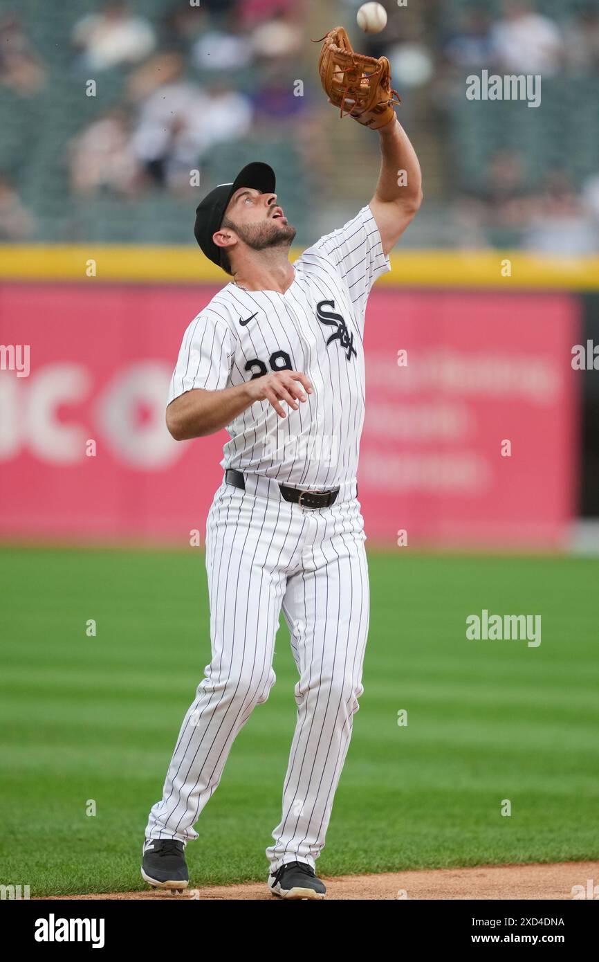 L'interbase dei Chicago White Sox Paul DeJong (29) cattura una pop fly durante la partita di stagione regolare della MLB tra Houston Astros e Chicago White Sox al Guaranteed Rate Field di Chicago, Illinois, il 18 giugno 2024. I White Sox sconfissero gli Astros 2-0. (Max Siker / immagine dello sport) Foto Stock