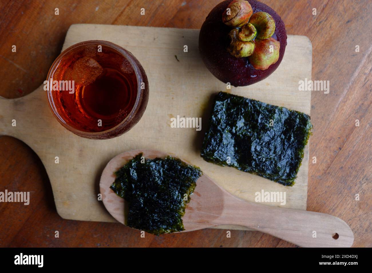 Foto di alghe tritate e una tazza di caffè e mangosteen accanto ad essa, una foto del significato della bevanda Foto Stock