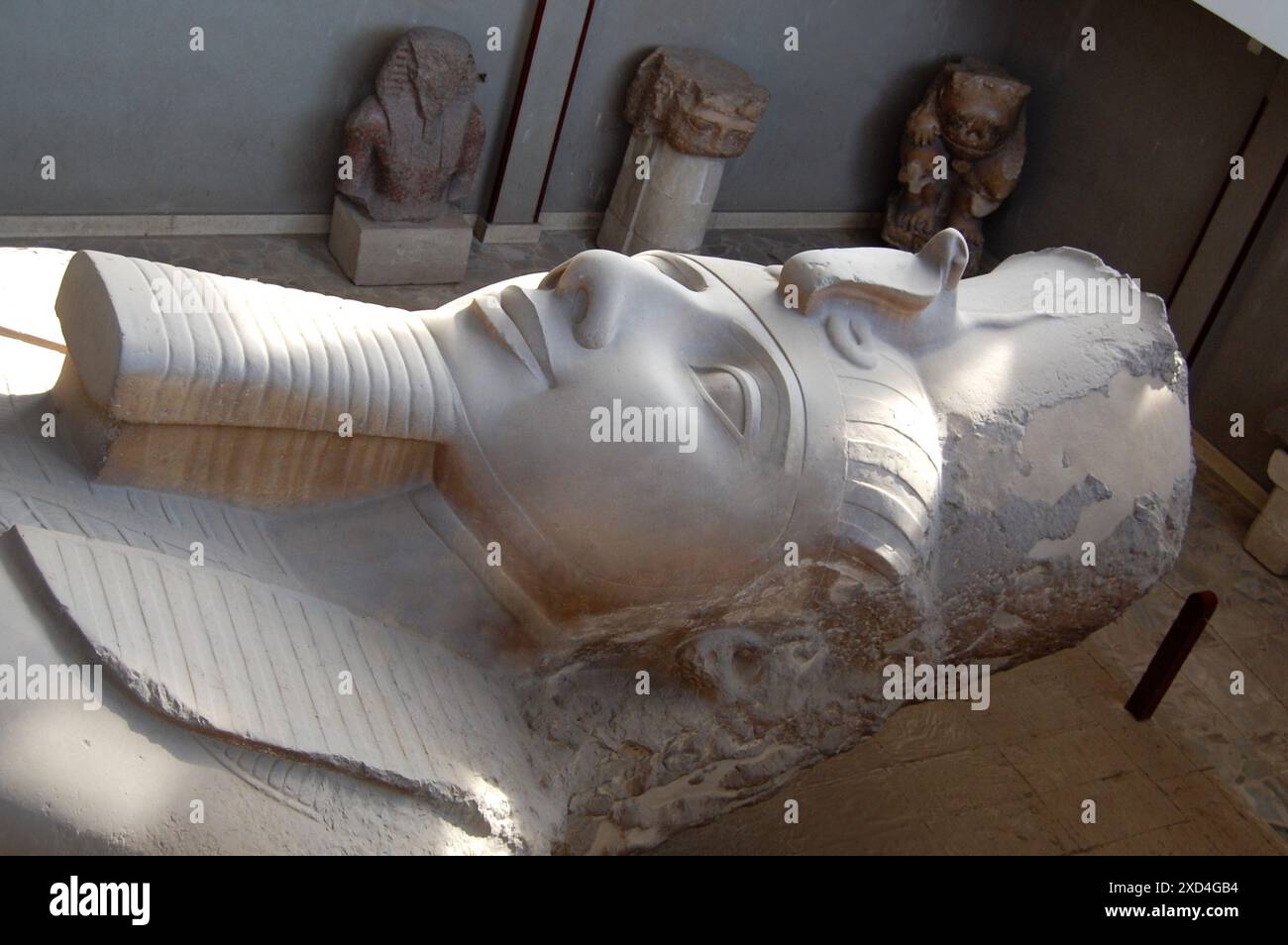 Egypte, Memphis, la statua couchée monumentale de Ramsès II, il a gardé toute sa splendeur et son sourire empli d'éternité. Foto Stock