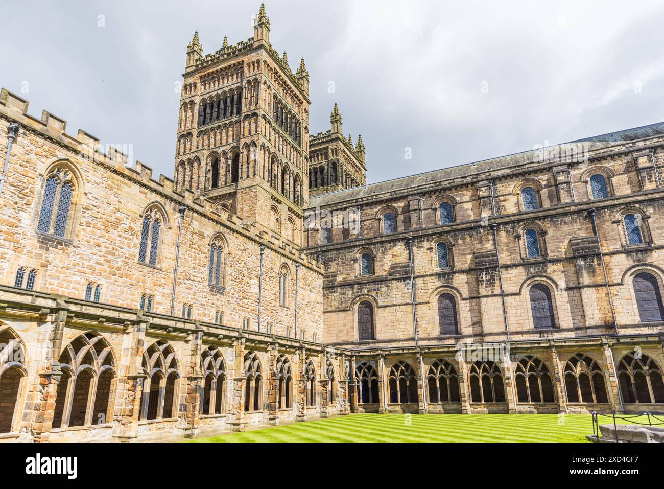 Chiostri e prato interno di Durham Cathdral, Regno Unito il chiostro e le torri della Cattedrale di Durham Durham Regno Unito *** Kreuzgang und Innenraum der D. Foto Stock