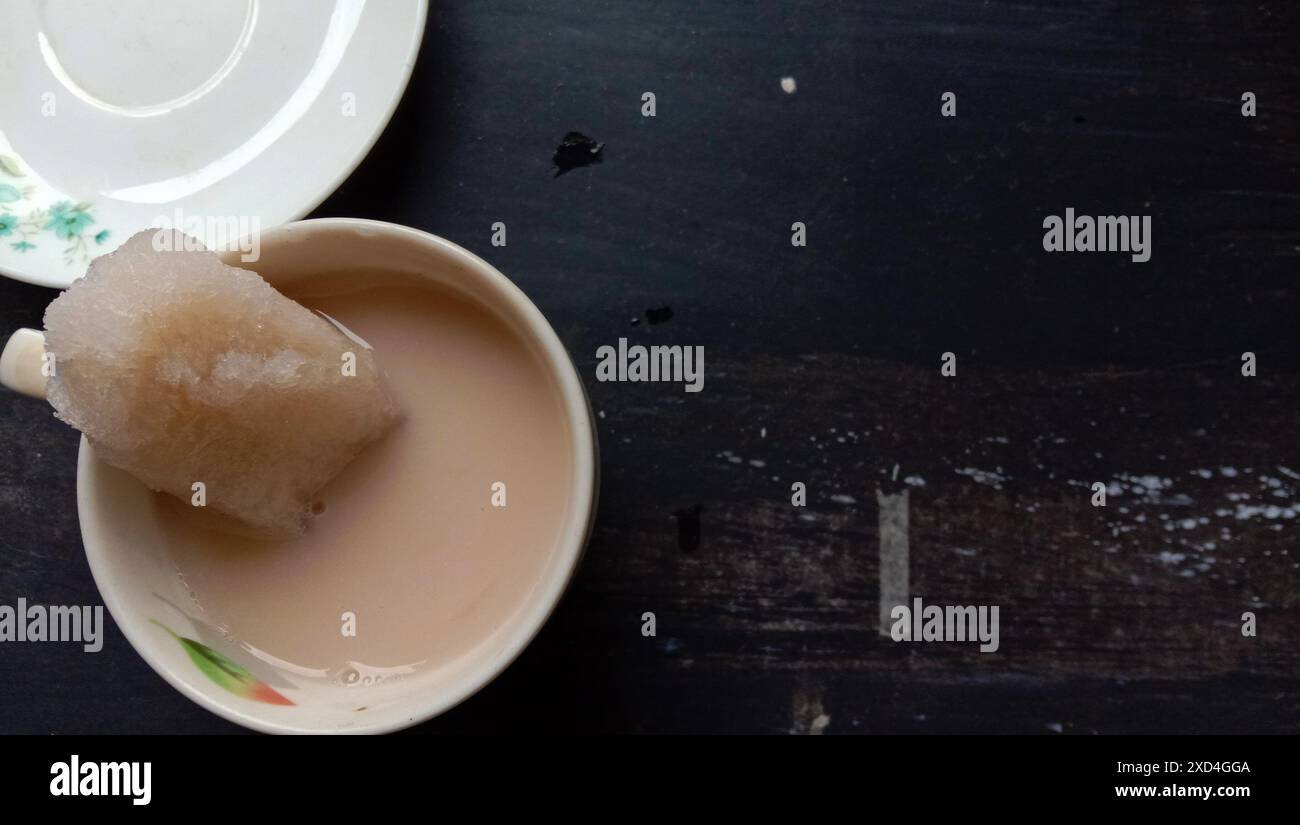 Foto della bevanda a base di latte di soia rosso in una tazza su sfondo nero Foto Stock