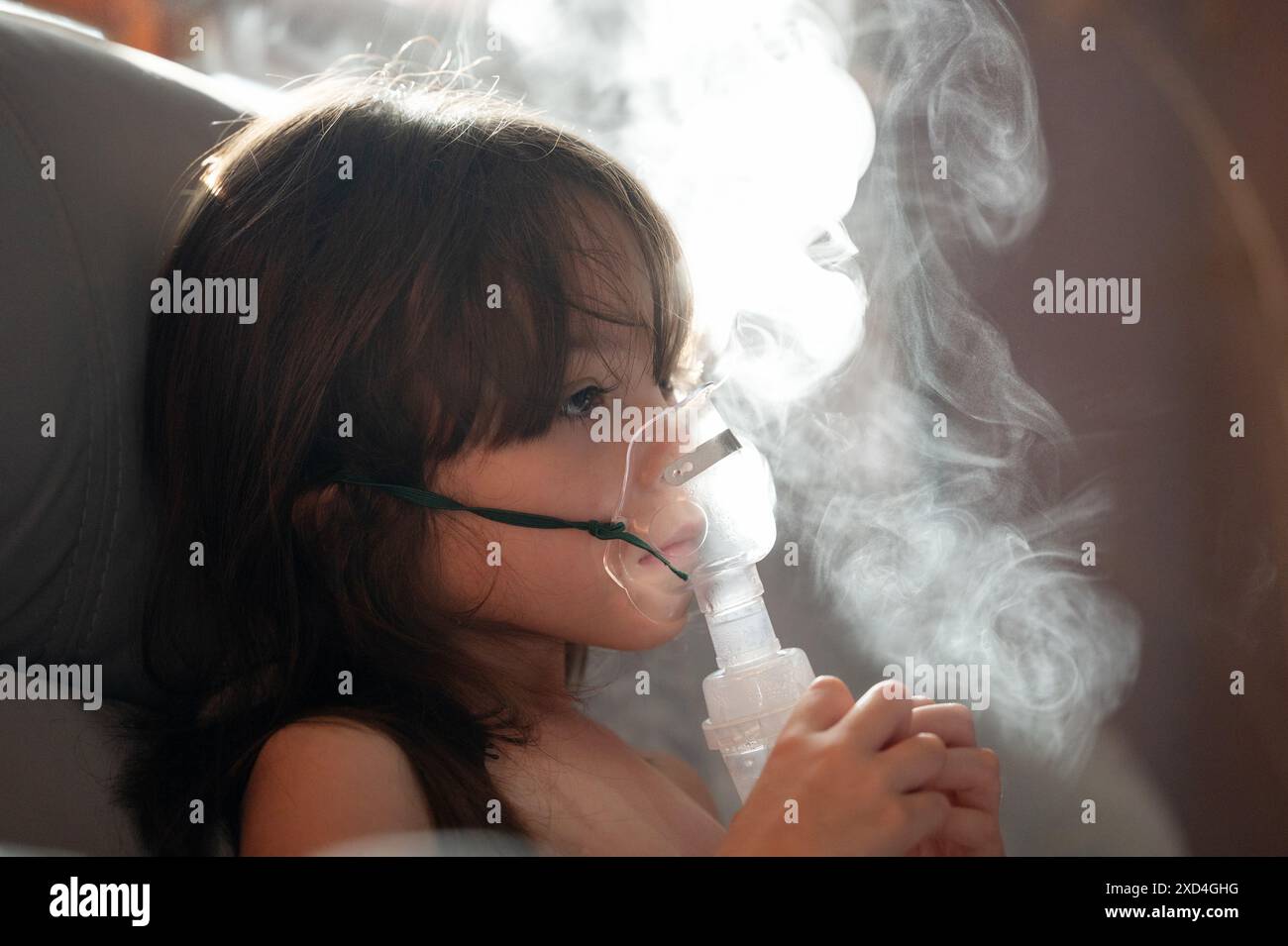 Terapia per bambini con respiro con maschera per inalazione primo piano Foto Stock