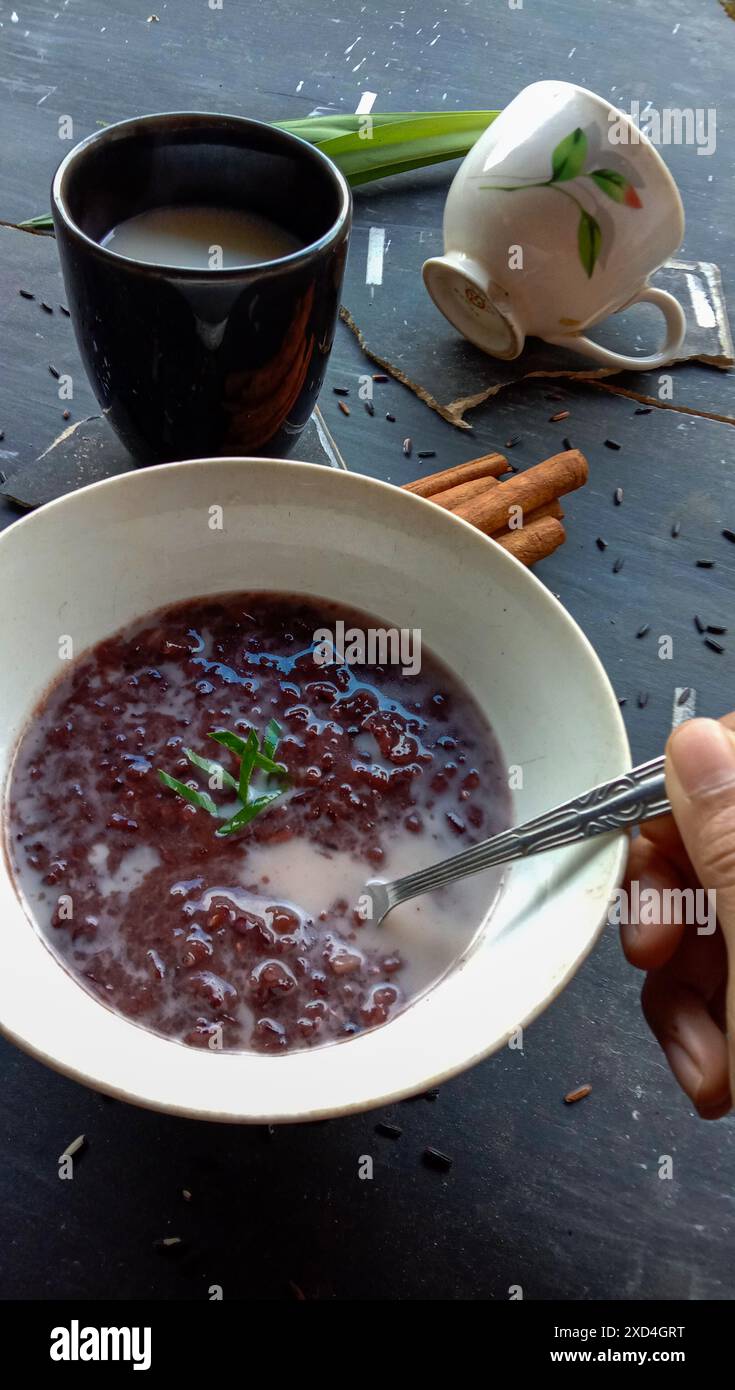 foto del cibo sotto forma di riso nero appiccicoso con latte Foto Stock