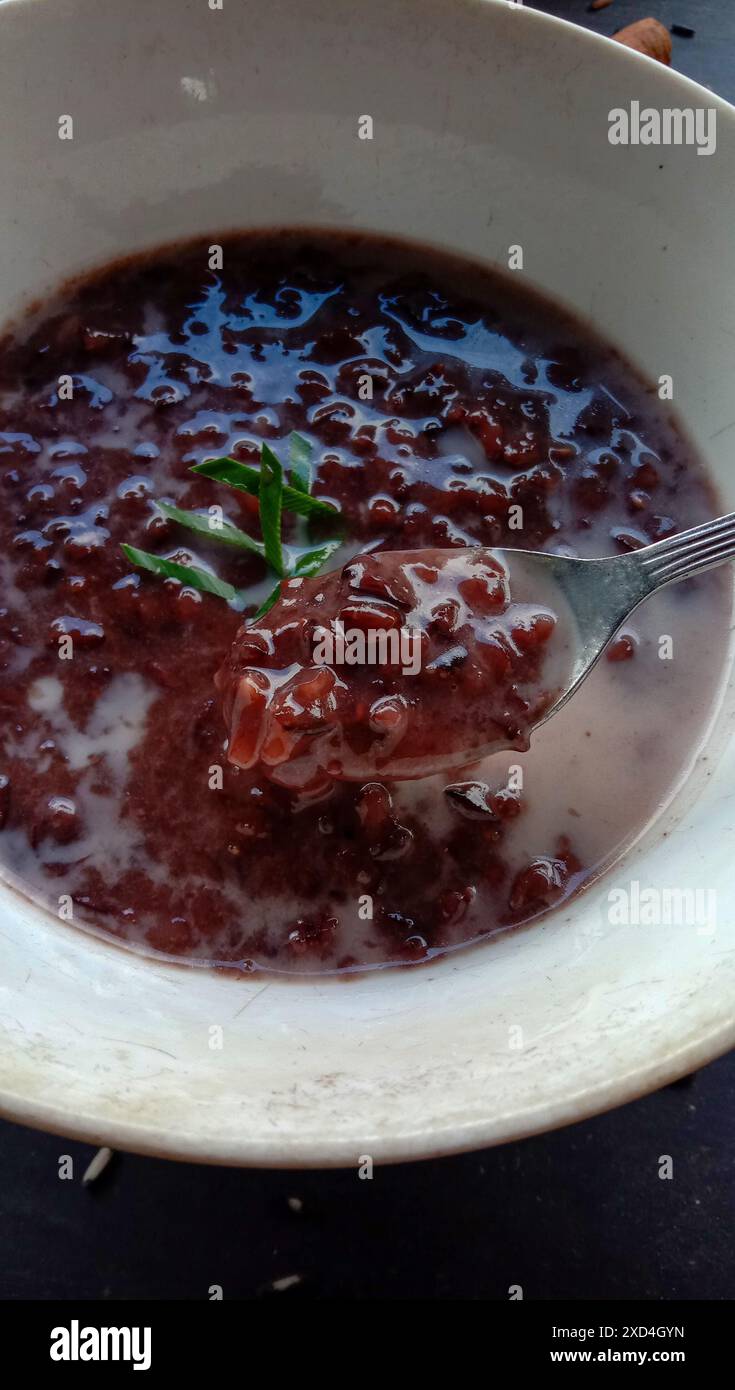 foto del cibo sotto forma di riso nero appiccicoso con latte Foto Stock