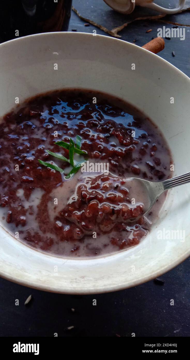 foto del cibo sotto forma di riso nero appiccicoso con latte Foto Stock