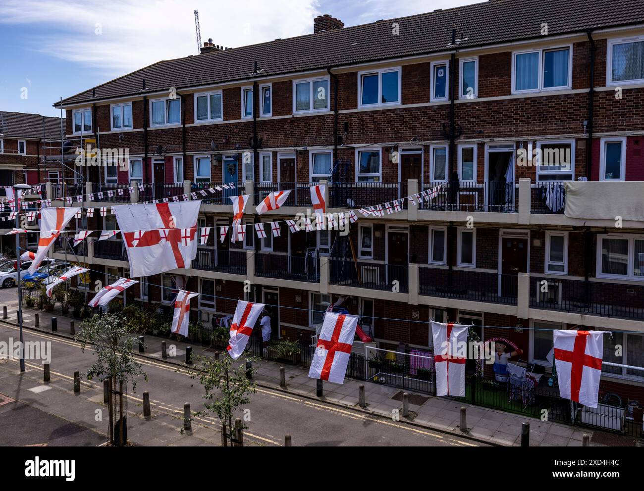 Una visione generale delle bandiere inglesi alla Kirby Estate, Londra