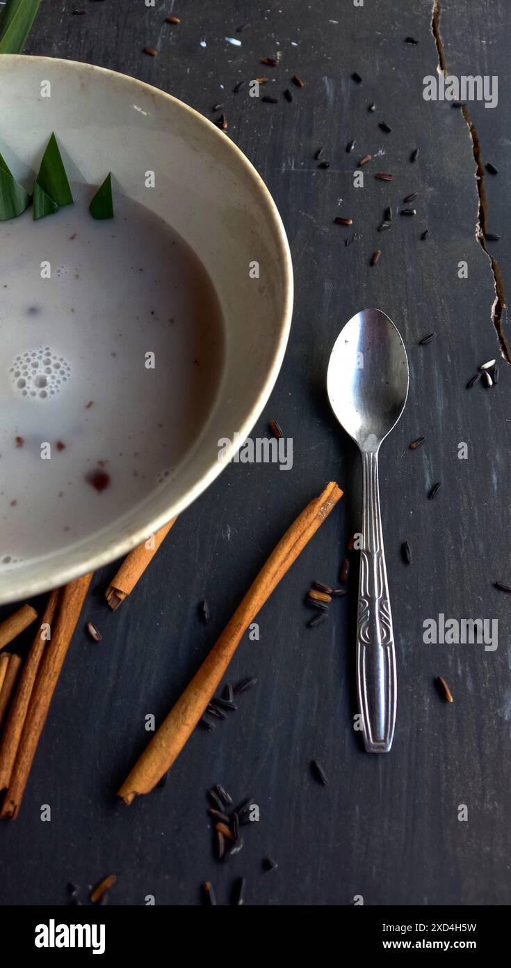 foto del cibo sotto forma di riso nero appiccicoso con latte Foto Stock