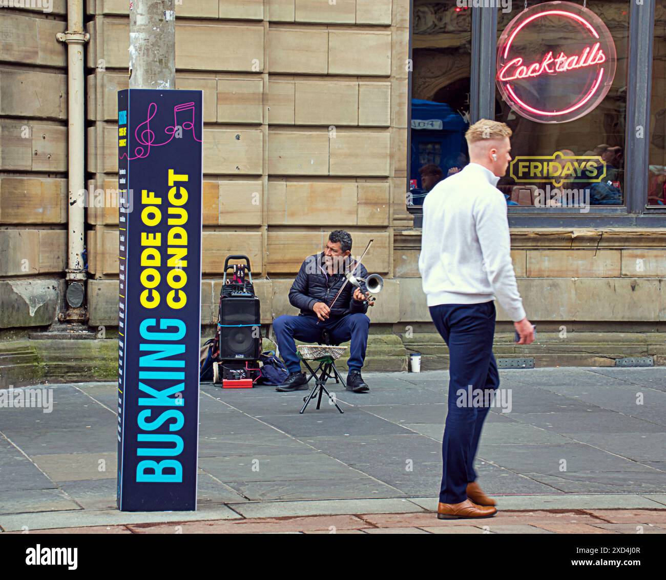 Glasgow, Scozia, Regno Unito. 20 giugno 2024: Regno Unito Meteo: Giorno di sole caldo e umido in città ha visto entrare in vigore il codice di Busking. Credit Gerard Ferry/Alamy Live News Foto Stock