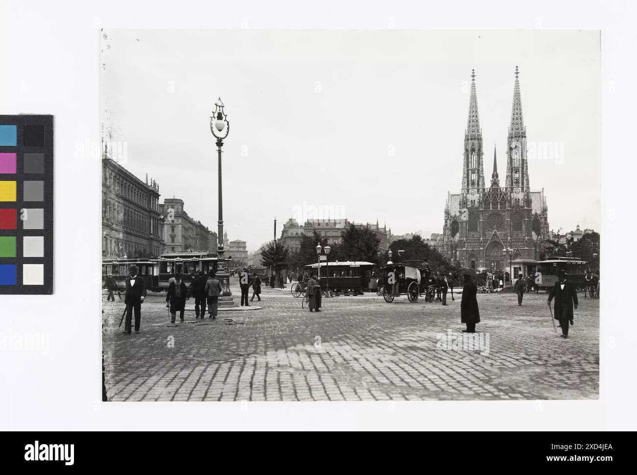 1., Schottenring / Währinger Straße / Universitätsstraße / Schottengasse (Schottenkreuzung) - Allgemein - Blick von Höhe Schottengasse über Sigmund-Freud-Park gegen Votivkirche (Reproduktion) Unknown, Photographer Wien Museum, Timotheus Tomicek, avenue, Boulevard, passeggiata, spianata, chiesa (esterna), con persone, a quattro ruote, veicolo trainato da animali, ad esempio: cabina, carrozza, carrozza, cavallo, stazione, riparo (ferrovia, tram), ferrovia, tram, ferrovia a cremagliera, costruzione di strade, illuminazione stradale, ombrello, bastone da passeggio, personale, bastone, Schottenring intorno al 1900 (immagine) Foto Stock