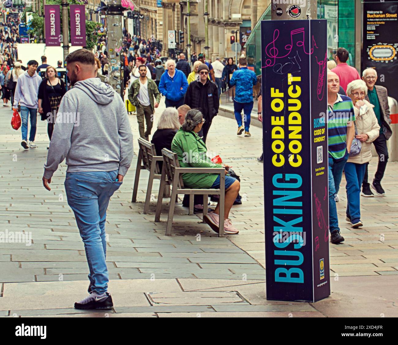 Glasgow, Scozia, Regno Unito. 20 giugno 2024: Regno Unito Meteo: Giorno di sole caldo e umido in città ha visto entrare in vigore il codice di Busking. Credit Gerard Ferry/Alamy Live News Foto Stock