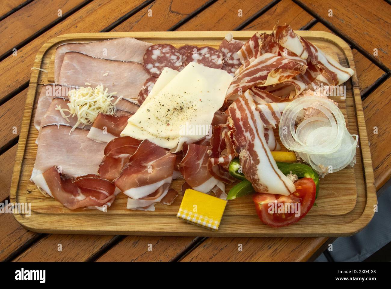 Bretteljause, Brettljause, cucina tradizionale austriaca su piatto di legno Foto Stock