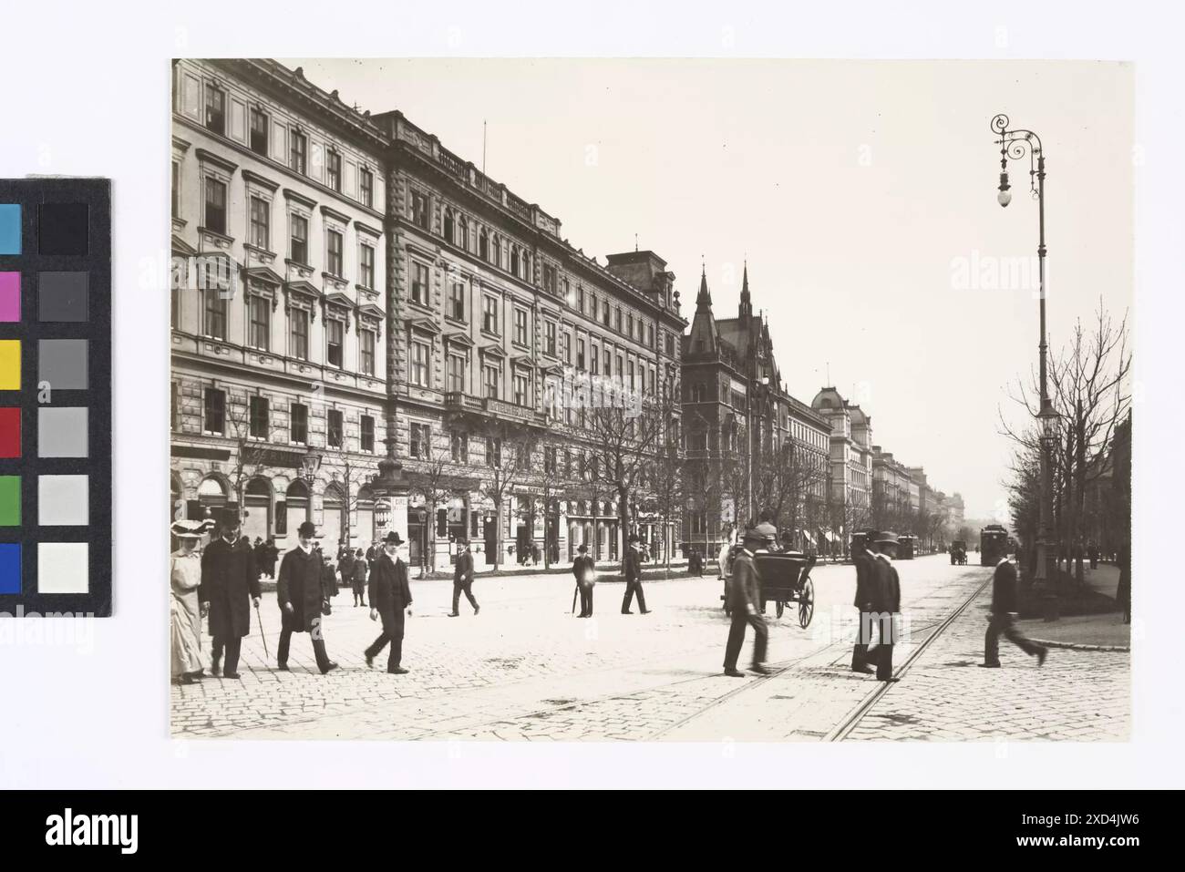 1., Schottenring (Schottenkreuzung) - Allgemein - Blick von Höhe Schottengasse über die Ringstraße Richtung Sühnhaus (Reproduktion) Unknown, Photographer Wien Museum, Timotheus Tomicek, illuminazione stradale, ferrovia, tram, ferrovia a cremagliera, veicolo a quattro ruote, trainato da animali, ad esempio: cabina, carrozza, carrozza, cavallo, con persone, passanti in posa, ombrello, bastone da passeggio, personale, bastone, hotel, hostelry, inn, poster-pillar, rail, avenue, boulevard, Promenade, Esplanade, alberi, casa combinata con negozio, cartello, otturatore, Schottenring intorno al 1900 (immagine) Foto Stock