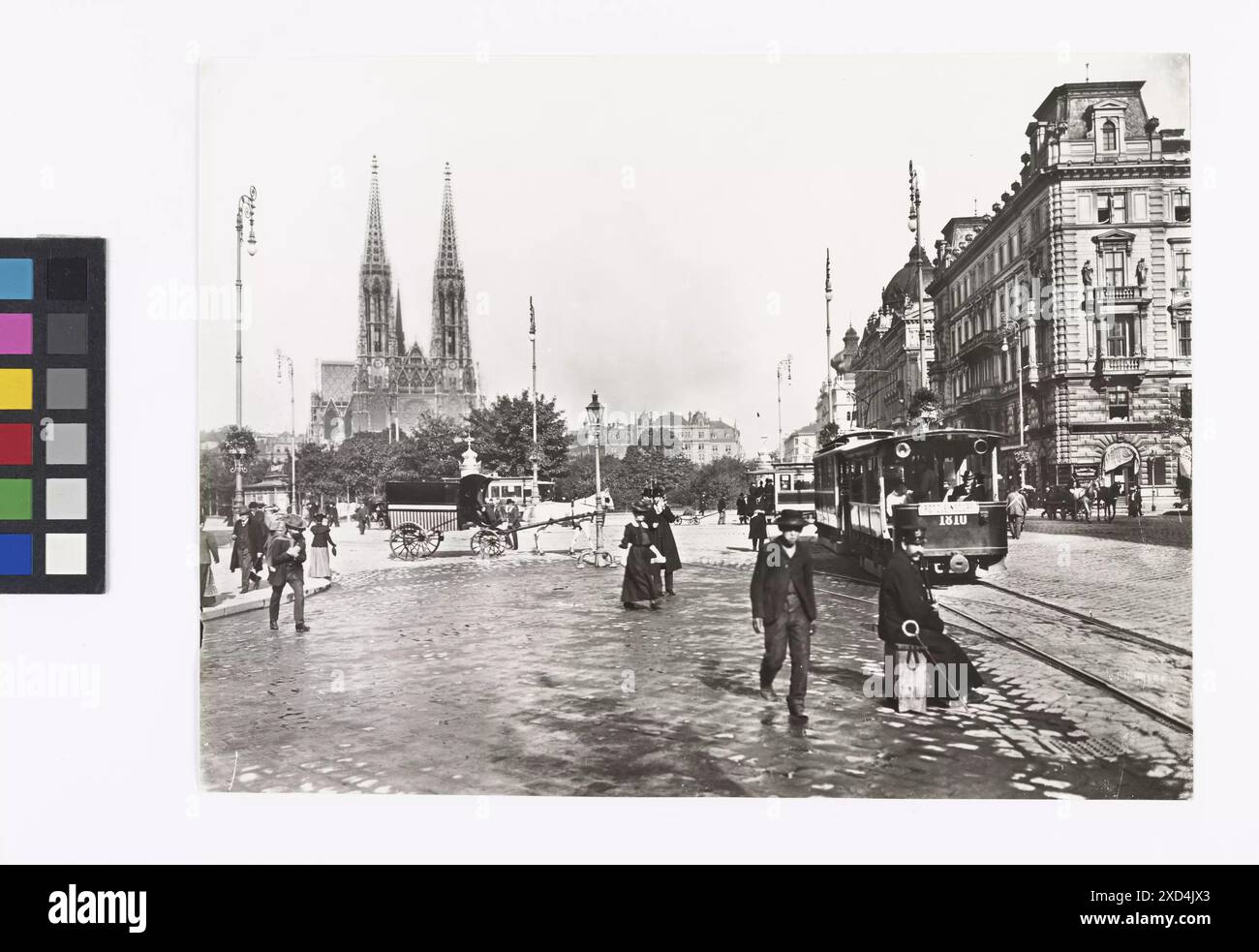 1., Schottenring / Währinger Straße / Universitätsstraße / Schottengasse (Schottenkreuzung) - Allgemein - Blick von Höhe Schottengasse über Sigmund-Freud-Park gegen Votivkirche (Reproduktion) Unknown, Photographer Wien Museum, Timotheus Tomicek, chiesa (esterno), viale, boulevard, promenade, esplanade, illuminazione stradale, ferrovia, tram, ferrovia a cremagliera, banca, con persone, cavalli, hotel, hostelry, inn, Schottenring intorno al 1900 (immagine) Foto Stock