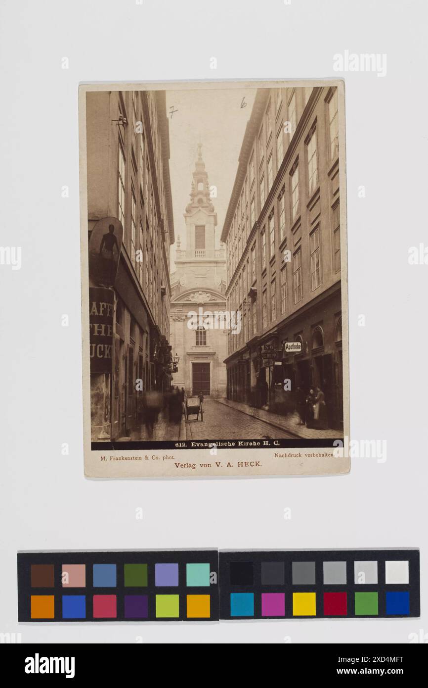Vista frontale dell'Evangelische Kirche sulla Dorotheergasse con persone intorno ai 1900, che mostra l'esterno della chiesa e la strada circostante. Foto Stock