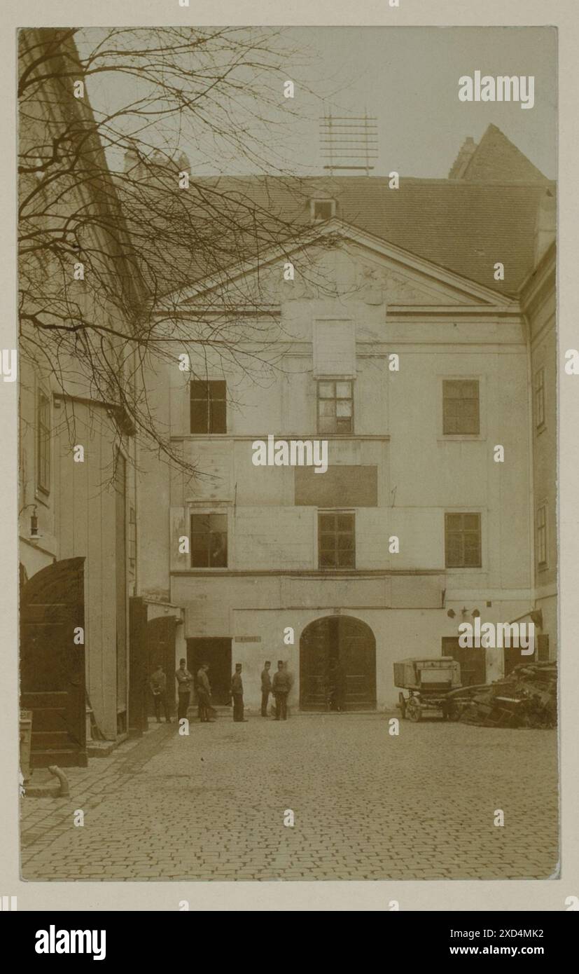 1., AM Hof 10 - Feuerwehrzentrale - Innenhof Verlag Reinhold Entzmann & Sohn, casa editrice Wien Museum, Manuel Carreon Lopez, facciata del cortile interno intorno al 1900 Foto Stock