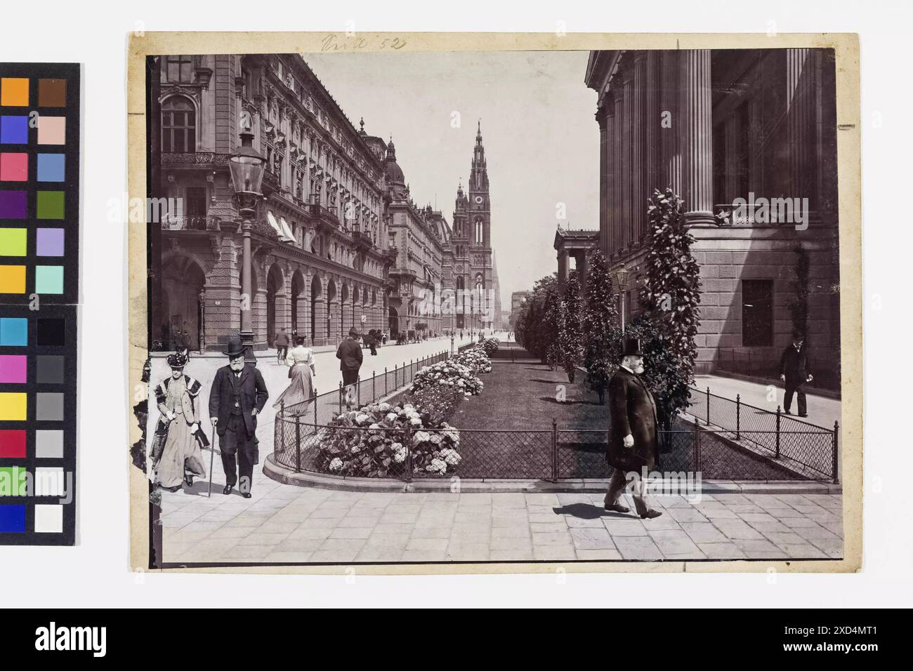 1., Reichsratsstraße - Allgemein - Blick von Höhe Parlament gegen Votivkirche C. Angerer & Göschl (1870-1983), Reproduktionsanstalt Wien Museum, Manuel Carreon Lopez, con gente, municipio, chiesa (esterna), parlamento, illuminazione stradale, veicolo a quattro ruote, a trazione di animali, ad esempio: cabina, carrozza, pullman, Parlamento Wien, Reichsratsstraße intorno al 1900 Foto Stock