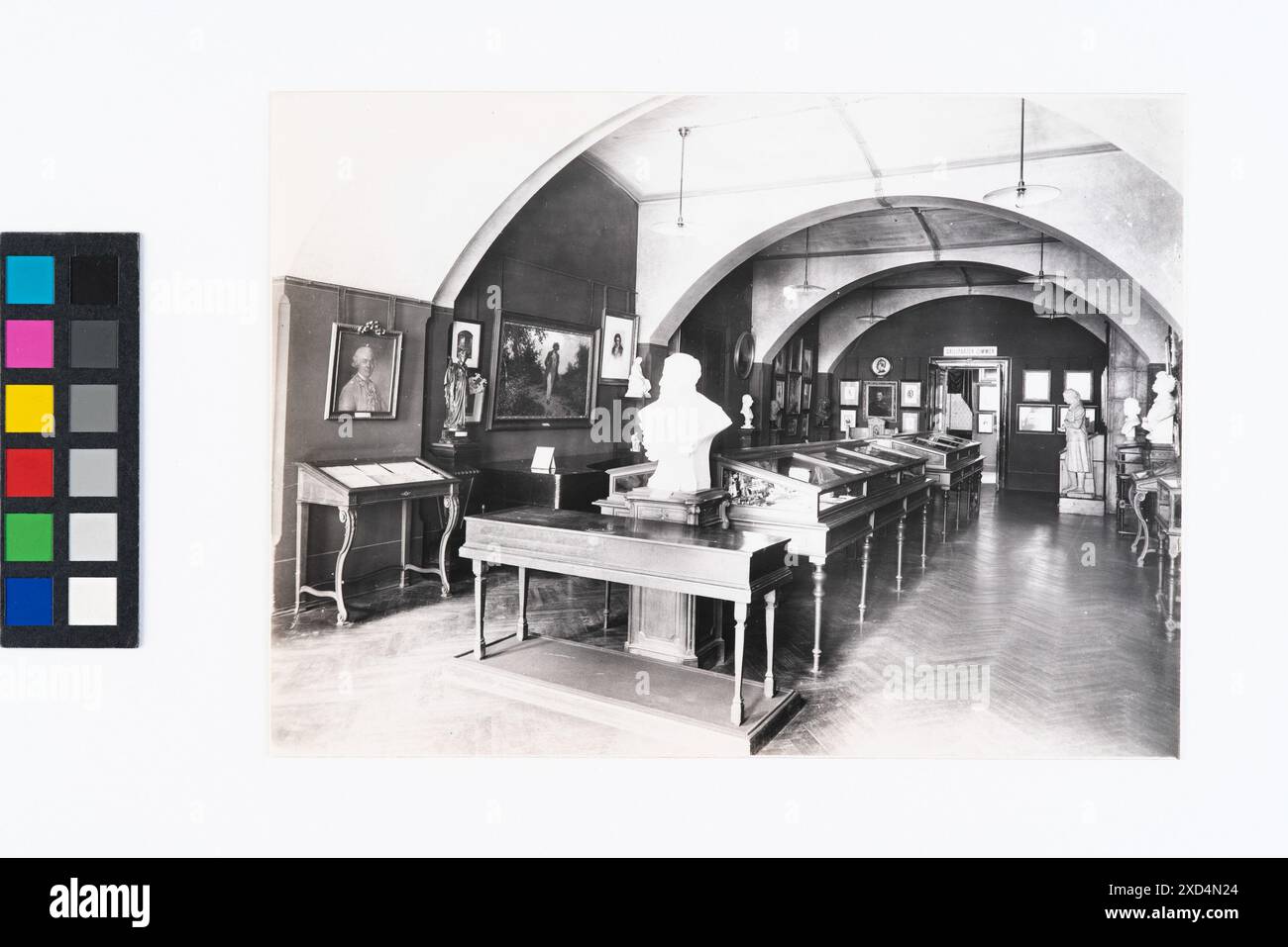 Fotografia riprodotta della sala Grillparzer presso il Museo storico nel Rathaus di Vienna intorno al 1900, che mostra mostre interne tra cui dipinti e sculture, fotografo sconosciuto. Foto Stock