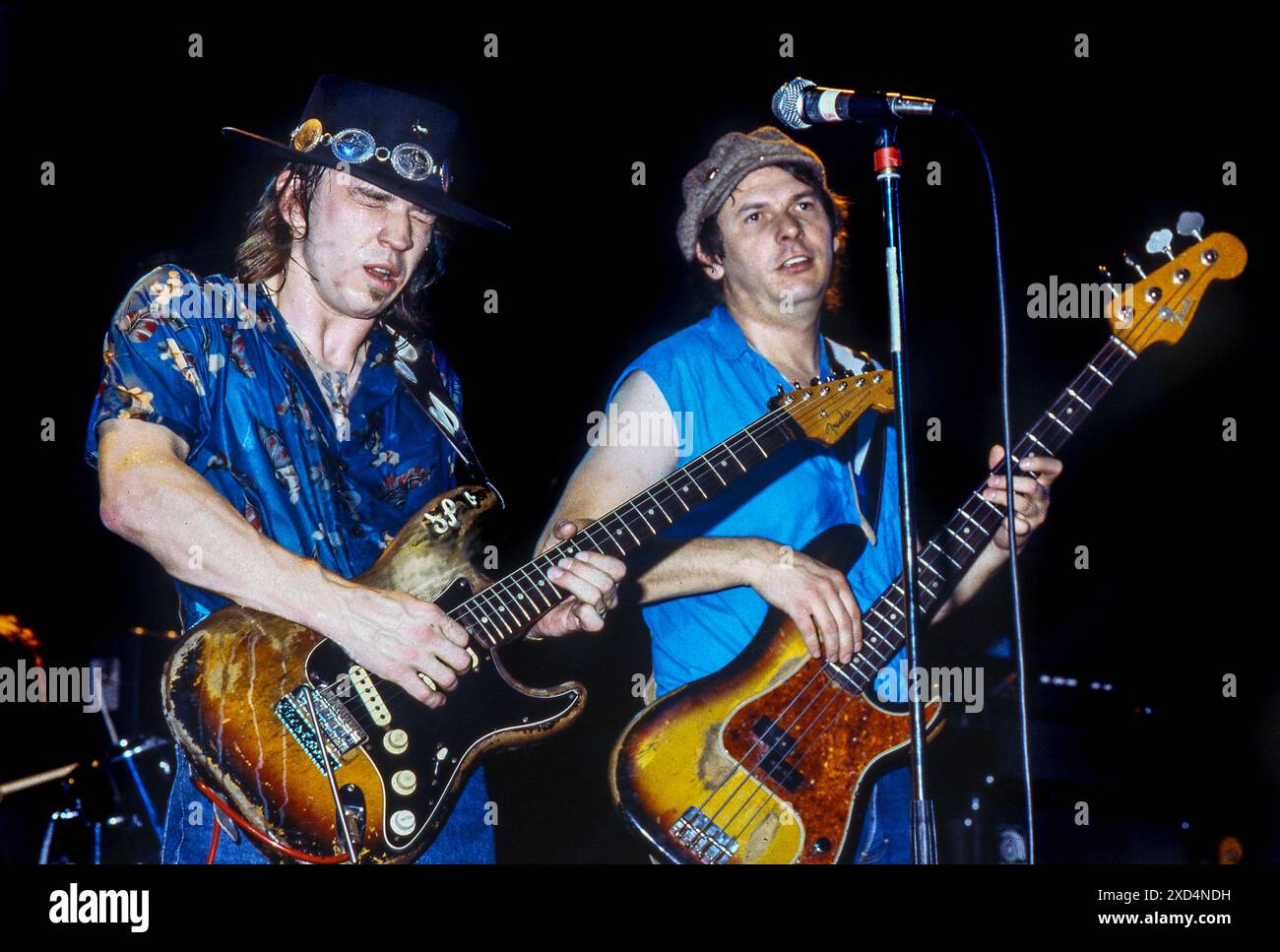 Il chitarrista blues/rock americano Steve Ray Vaughan in concerto a Londra nel 1984, con il bassista dei Double Trouble Tommy Shannon Foto Stock