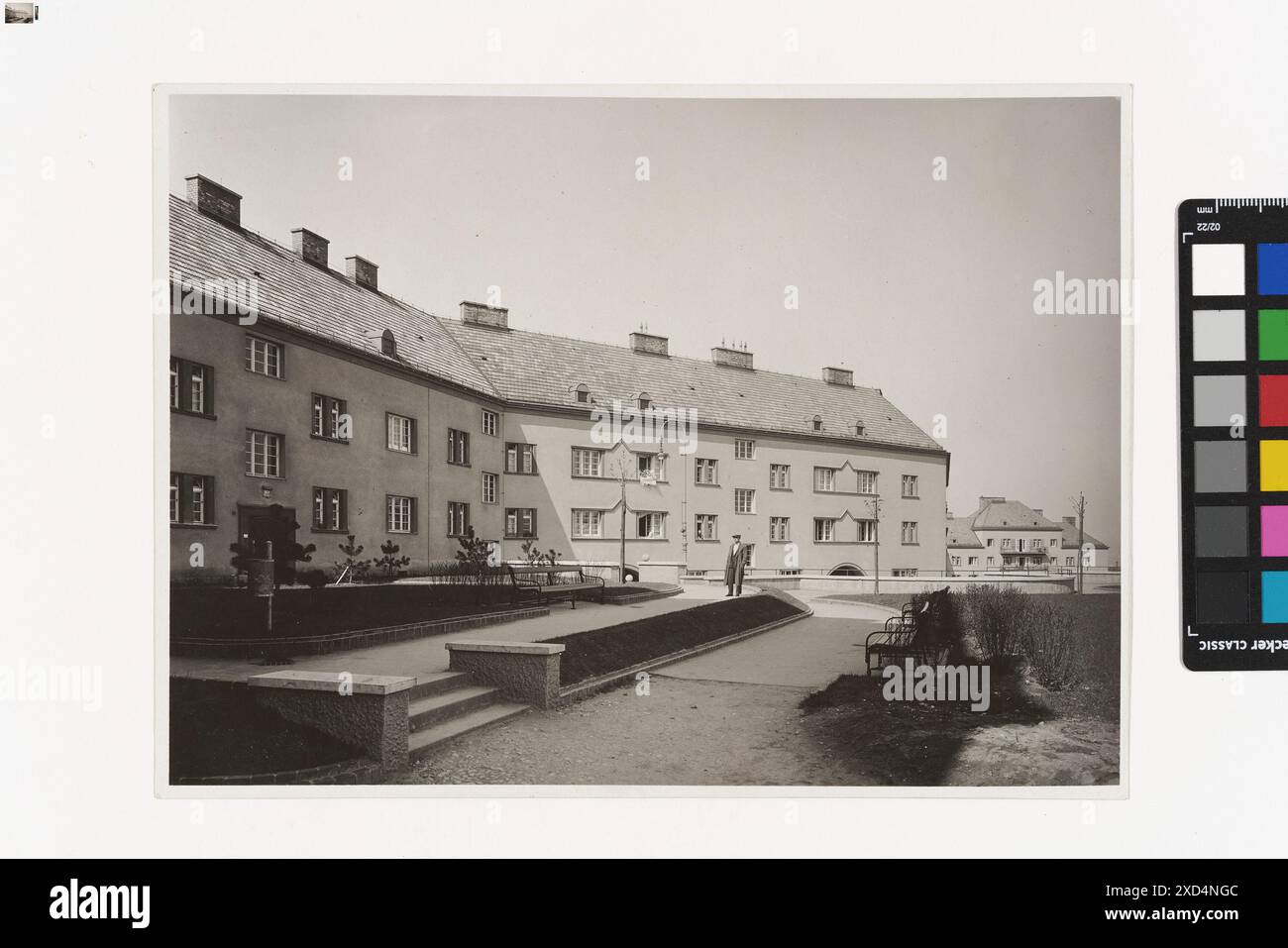 Una fotografia del 1935 di Martin Gerlach jun. Mostra la facciata interna del cortile del complesso di appartamenti George-Washington-Hof a Triester Straße, evidenziando l'architettura piatta, catturata da TimTom. Foto Stock