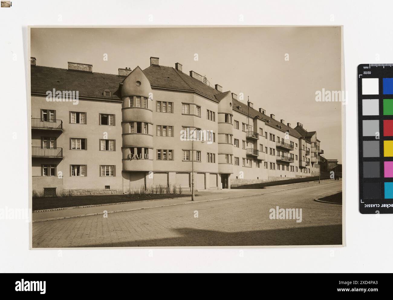 Una fotografia del 1935 di Martin Gerlach jun. Mostra la facciata dell'edificio George-Washington-Hof su Eschenallee 4, Triester Straße, mettendo in evidenza l'architettura piatta, catturata da TimTom. Foto Stock