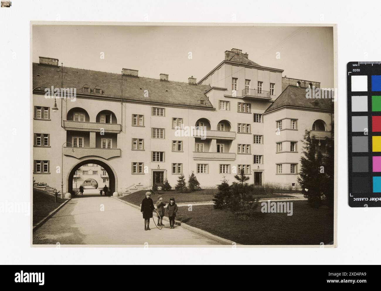 Una fotografia del 1935 di Martin Gerlach jun. Raffigura la facciata interna del cortile di Birkenhof nel complesso George-Washington-Hof, incluso un passante, preso su Triester Straße da TimTom. Foto Stock
