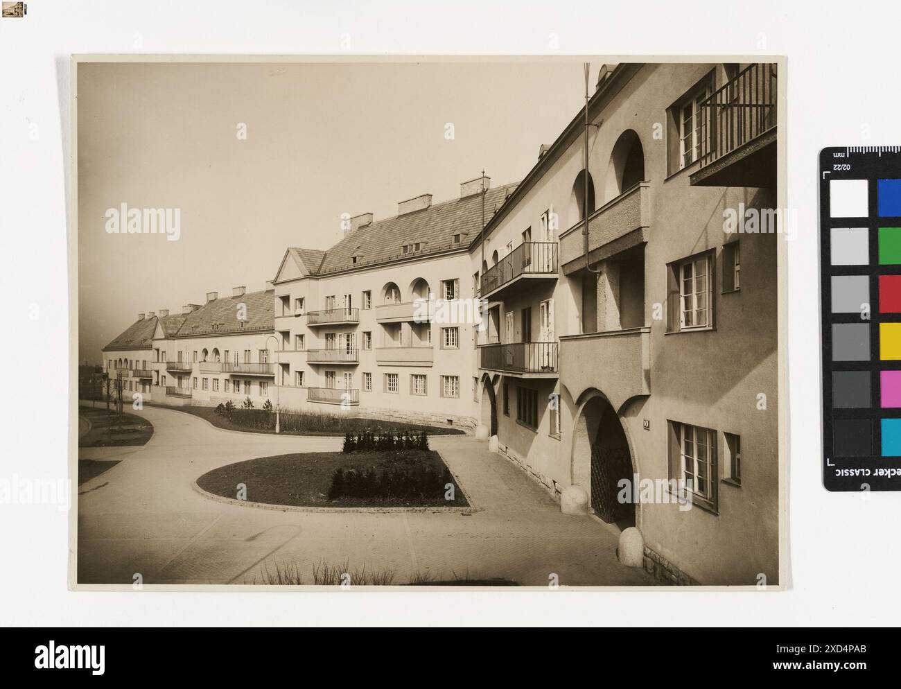 Una fotografia del 1935 di Martin Gerlach jun. Mostra la facciata del palazzo George-Washington-Hof a Eschenallee 10, Triester Straße, con il design di un edificio piatto, catturato da TimTom. Foto Stock