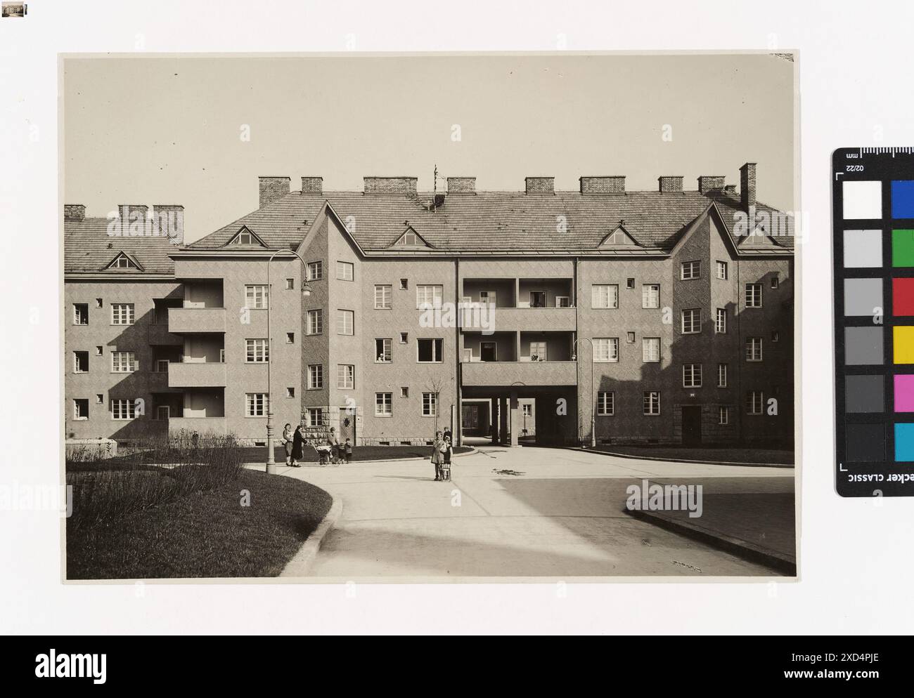 Una fotografia del 1935 di Martin Gerlach jun. Cattura la facciata interna del cortile di Akazienhof nel complesso George-Washington-Hof, tra cui un passante, preso su Triester Straße da TimTom. Foto Stock