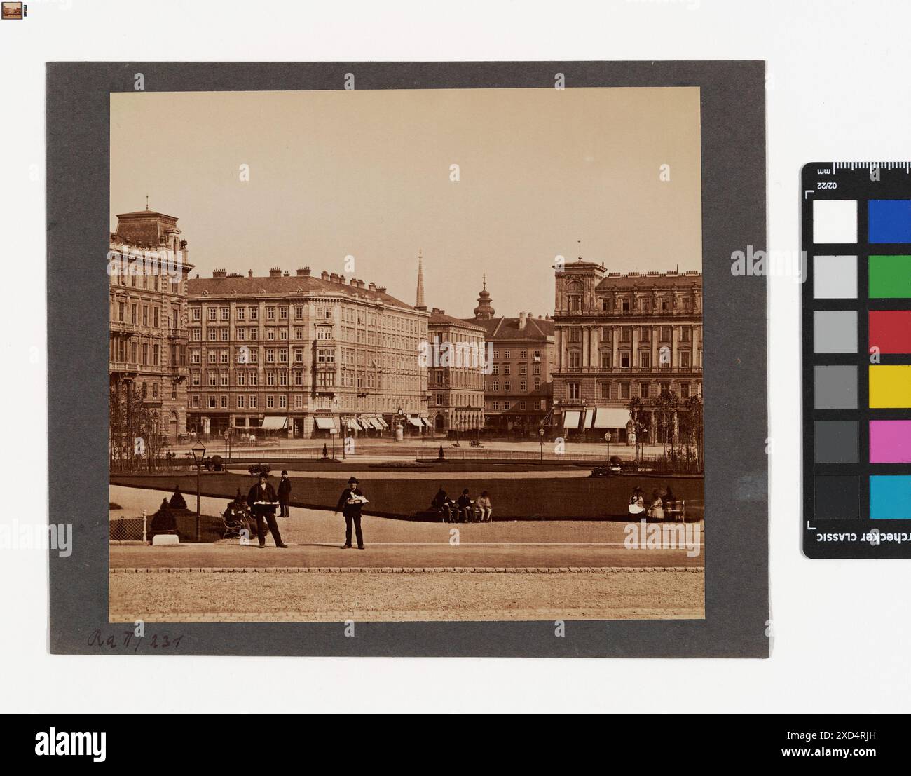 Fotografia del 1875 di Michael Frankenstein & Comp. Mostrando la Schottengasse a Vienna dall'area verde di fronte alla Chiesa votiva (ora Sigmund-Freud-Park), compresi i giardini pubblici, il parco, le facciate del palazzo, le tende da sole, ombrelloni, illuminazione stradale e gente. Foto Stock