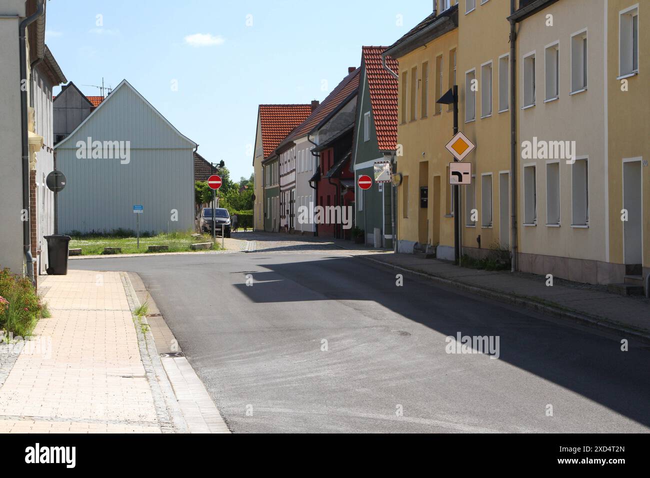 Die kaputte Stadt: Blick am Donnerstag 20.06.2024 auf das Stadtzentrum von Loitz Vorpommern Greifswald. In der Stadt Hat man es seit der Wende im Jahr 1989 sichtbar versäumt, die Innenstadt weiter zu entwickeln. Rund um den schmucken Marktplatz gibt es immer noch zahlreiche Bauruinen und Baulücken. Dazu sind zahlreiche Geschäfte und Kleinbetriebe geschlossen. Niemand Hat es in den zurückliegenden Jahrzehnten geschafft, die desaströse Entwicklung grundLegend aufzuhalten. Zwar gibt es hier und da kleine Lichtblicke. Aber dennoch ist bei Gesprächen mit Einwohner immer wieder zu hören: An einigen Foto Stock
