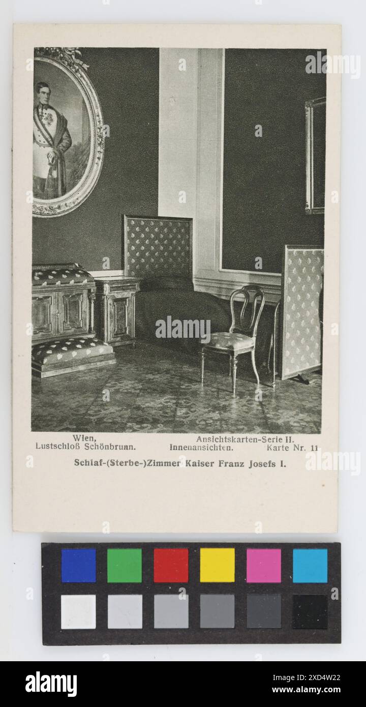 Vista interna della camera da letto dell'imperatore Francesco Giuseppe i e della camera della morte al Palazzo Schönbrunn, Vienna, prodotta intorno al 1924–1925 come cartolina stampata dalla Wiener Kunstdruck-Gesellschaft. Foto Stock