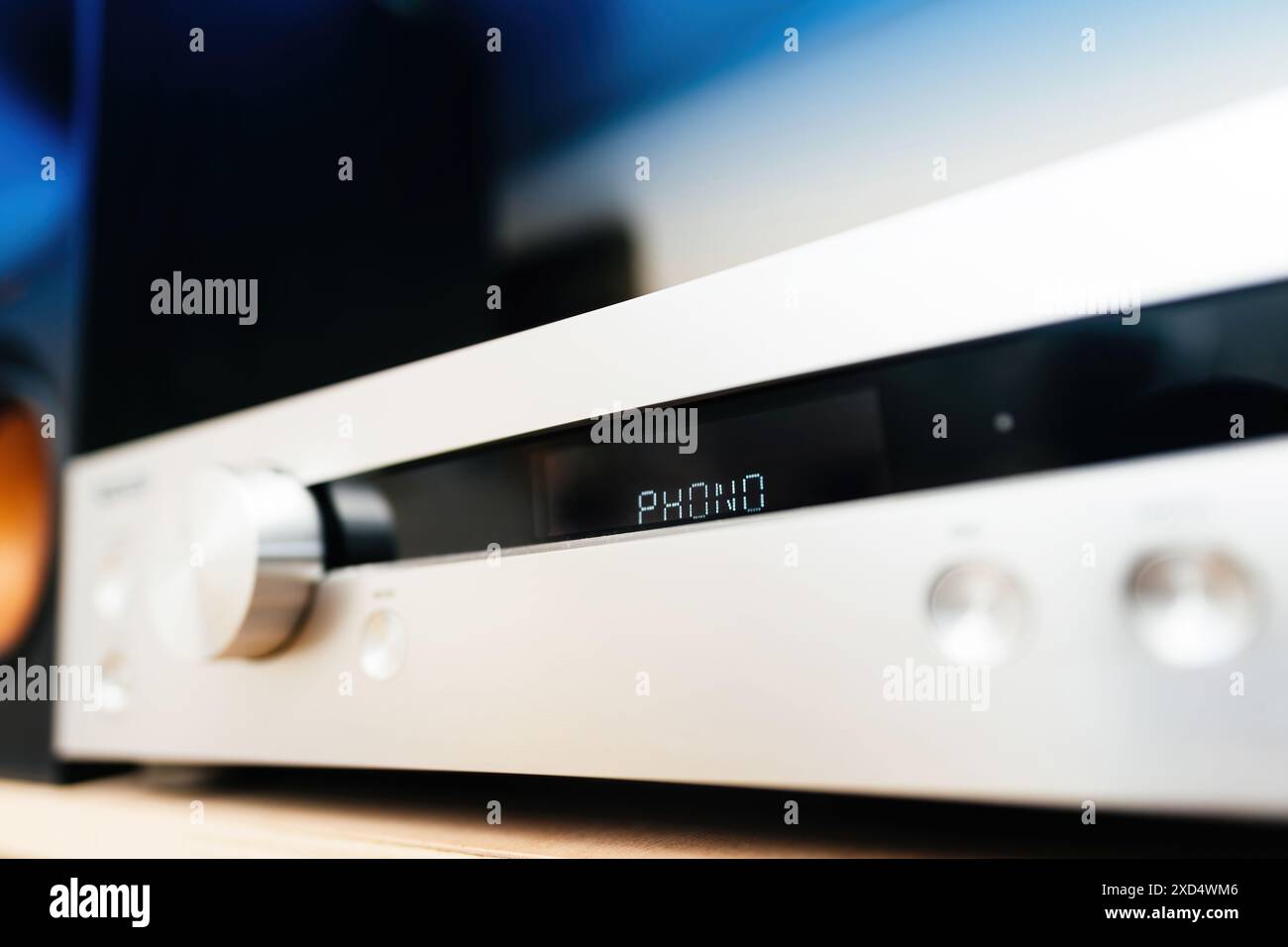 Ingresso giradischi phono su un preamplificatore in una stanza audiofila, vista ad angolo basso del pannello in alluminio sul lato anteriore, con design di alta qualità e apparecchiature audio di alta qualità Foto Stock