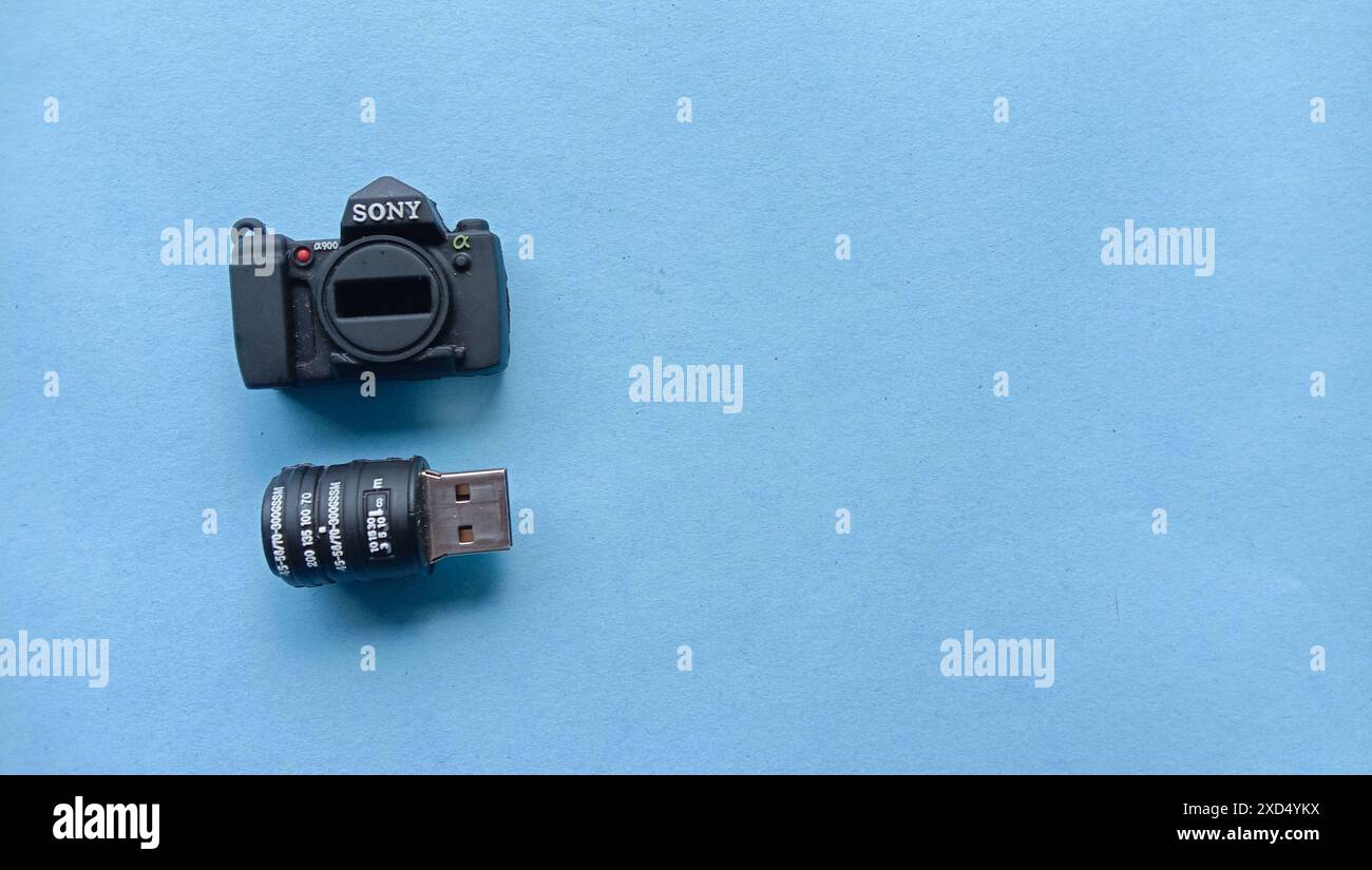 Wadaslintang, 18 marzo 2021, Flashdisk Photos in the form of a digital camera, un prodotto innovativo Foto Stock