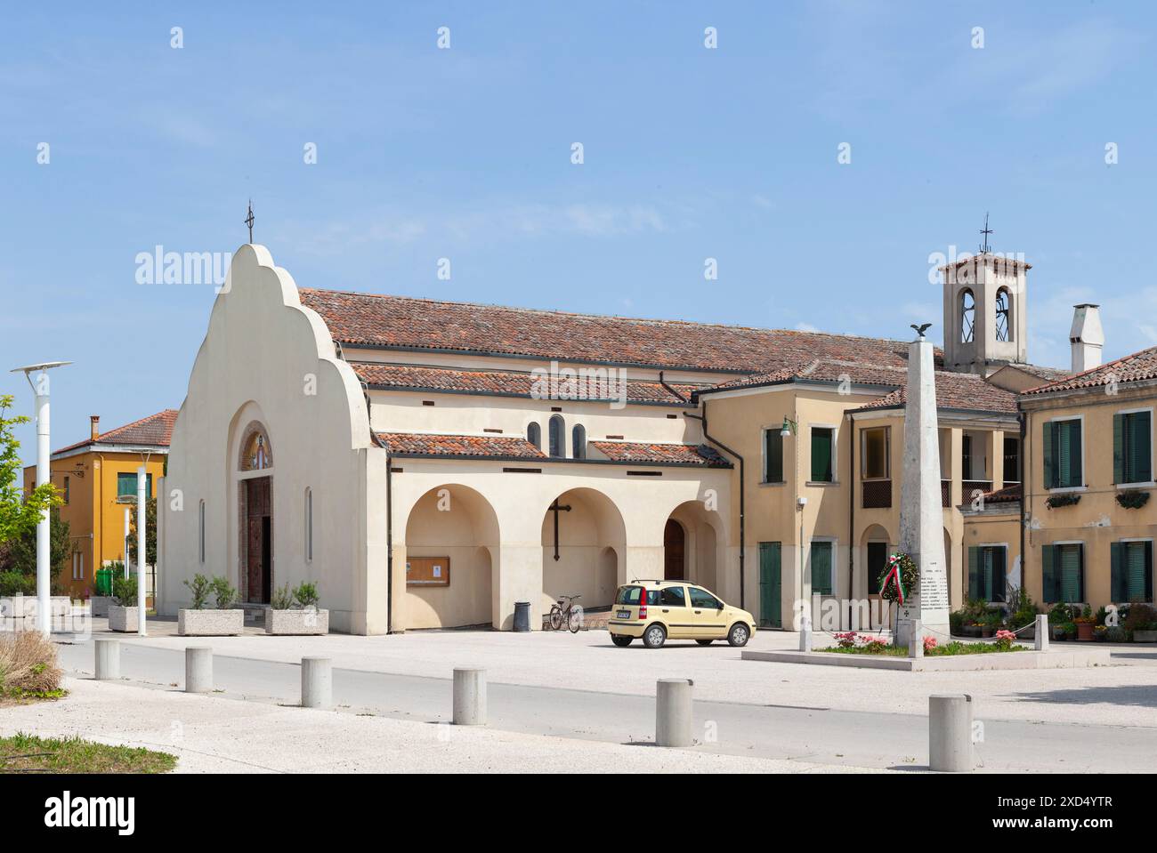 La chiesa cattolica del XX secolo sull'Isola di Sant'Erasmo, Laguna Nord, Venezia, italia Foto Stock