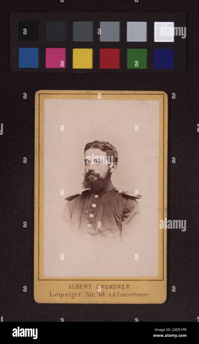 Ritratto di un uomo non identificato, Albert Grundner (1825-1888), fotografato al Wien Museum. L'immagine documenta una figura storica maschile intorno al 1875 in un ambiente studio. Foto Stock