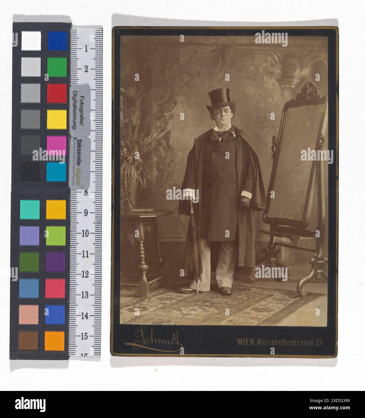 Ritratto dell'attore austriaco Hugo Thimig (1854-1944) nel ruolo di Talma, fotografato nel 1883. L'immagine presenta l'esecutore di scena in carattere, riflettendo pratiche teatrali del XIX secolo e l'arte dello spettacolo. Foto Stock