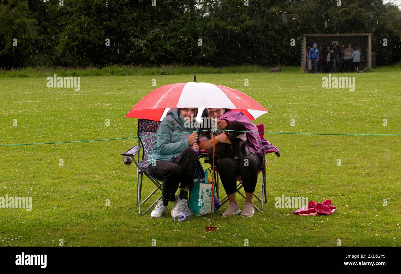 British Summertime Panfield Summer Fete and Dog Show, Panfield Braintree Essex, 15 giugno 2024 tipico clima estivo britannico come visitatori del dog sho Foto Stock