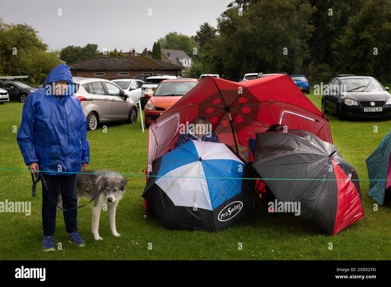 British Summertime Panfield Summer Fete and Dog Show, Panfield Braintree Essex, 15 giugno 2024 tipico clima estivo britannico come visitatori del dog sho Foto Stock