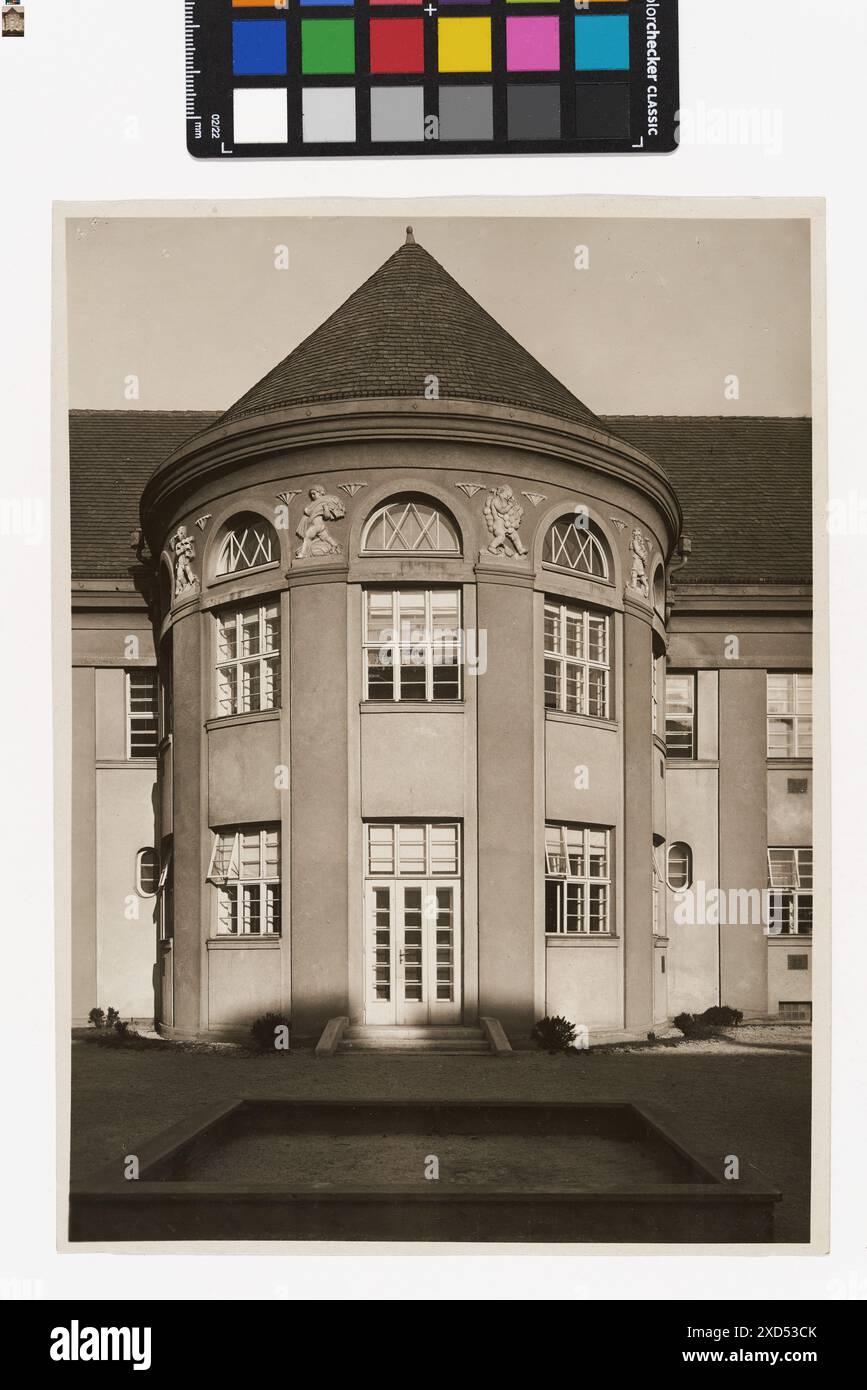 Vista della scuola materna di Waldmüllerpark che mostra la facciata con scultura architettonica sul lato del cortile, progettata da Martin Gerlach Jr., intorno al 1924. Foto Stock